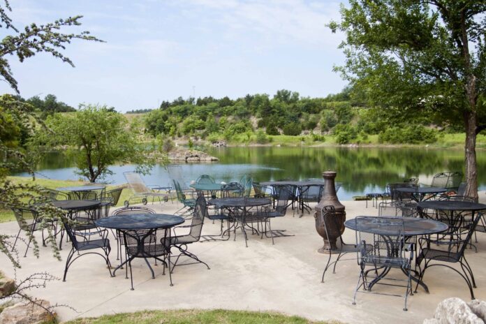 Bed and Breakfast Lakeside Patio (1280x853)